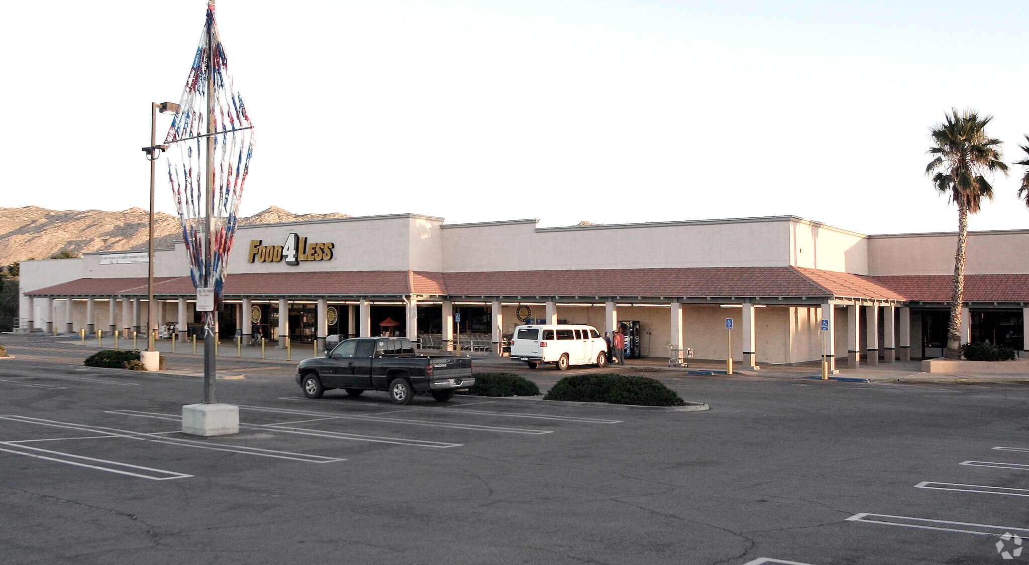 5720057274 29 Palms Hwy, Yucca Valley, CA 92284 Desert Hills Plaza