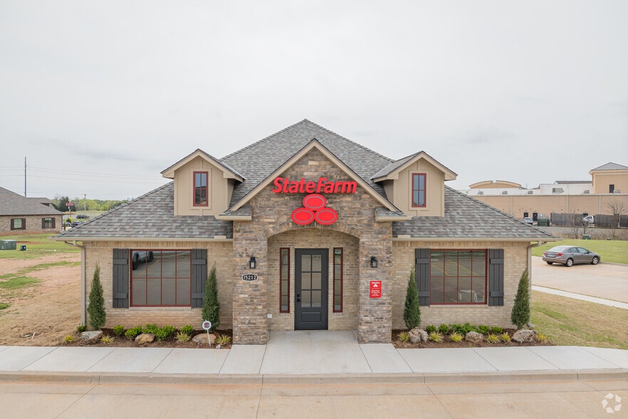 15224 Lleytons Ct, Oklahoma City, OK for sale - Building Photo - Image 2 of 21