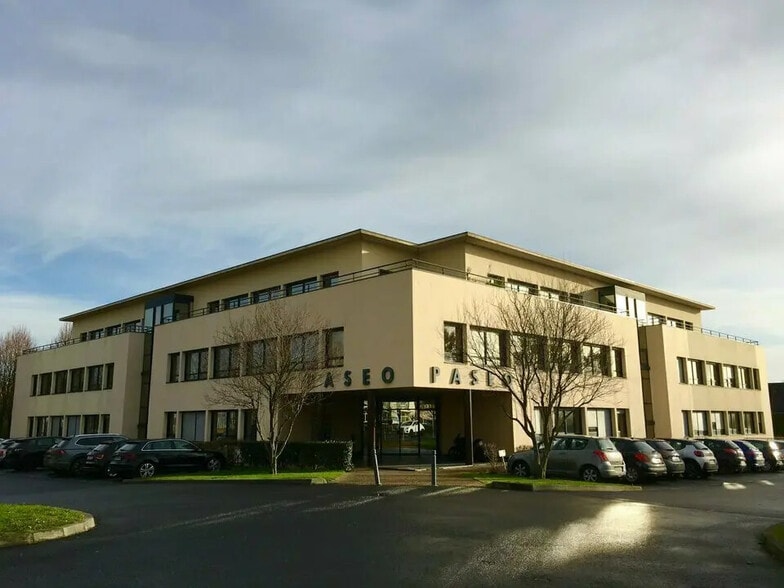 Office in Saint-Contest for lease - Building Photo - Image 1 of 6