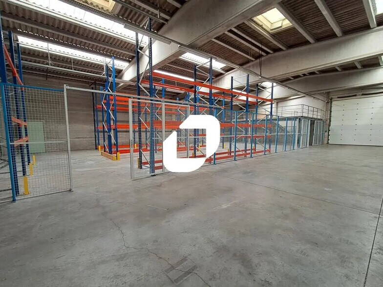 Office in Templemars for lease - Interior Photo - Image 2 of 9