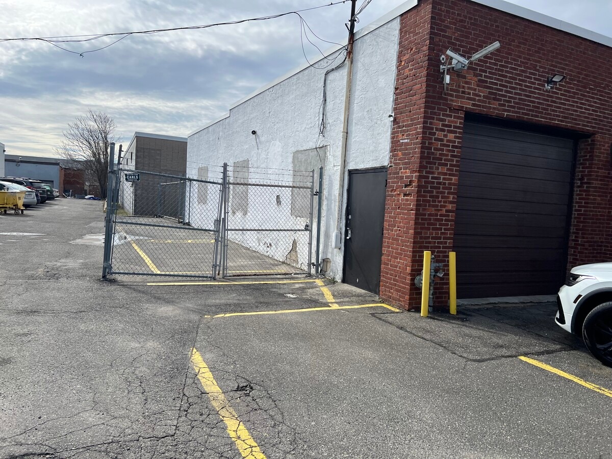 700 Summa Ave, Westbury, NY 11590