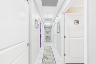 Pineda Plaza at Suntree - Pub