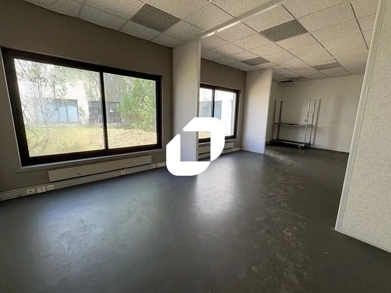 Flex in Toussus-le-Noble for lease Interior Photo- Image 1 of 9