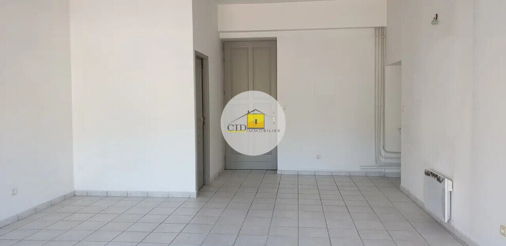 Retail in Sainte-Foy-lès-Lyon for lease - Interior Photo - Image 1 of 3