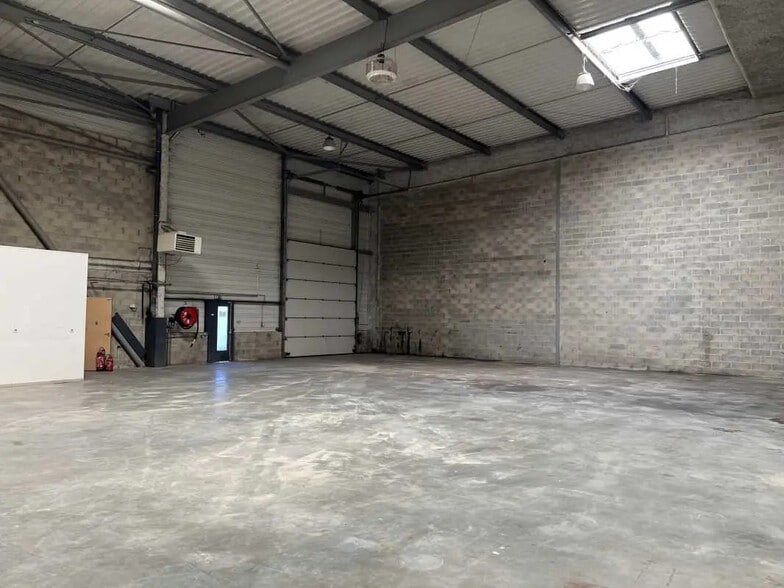 10 Rue Gustave Eiffel, Goussainville for lease - Interior Photo - Image 2 of 11