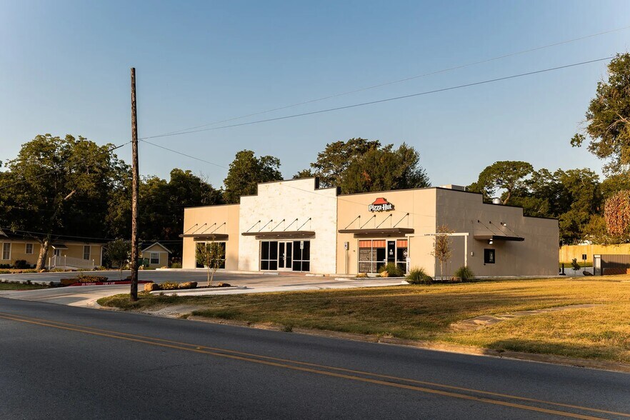 1504 S Day St, Brenham, TX for lease - Building Photo - Image 3 of 9