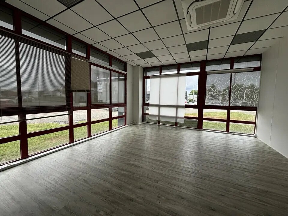 Office in Mérignac for lease Interior Photo- Image 1 of 6