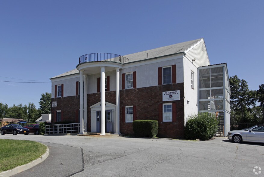 310 W Hills Rd, Huntington Station, NY for sale - Primary Photo - Image 1 of 1