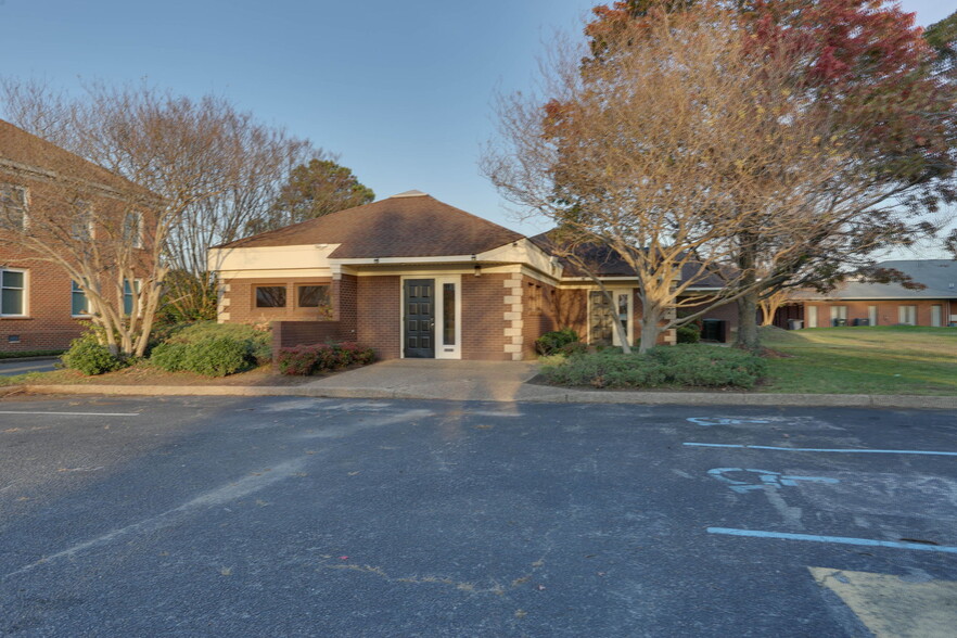 2112 Executive Dr, Hampton, VA for lease - Building Photo - Image 1 of 41