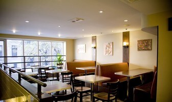 300 E 52nd St, New York NY - Bar