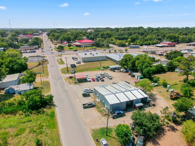513 N Main St, Caldwell, TX 77836