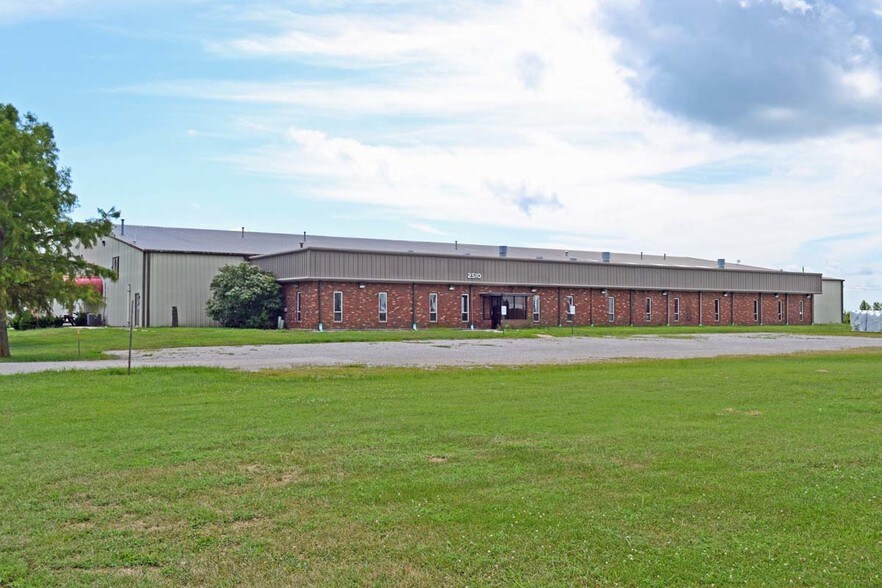 2510 Franklin St, Carlyle, IL for sale - Building Photo - Image 1 of 1