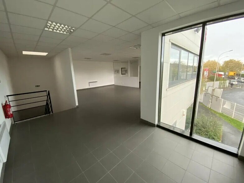 Flex in Stains for lease - Interior Photo - Image 3 of 6