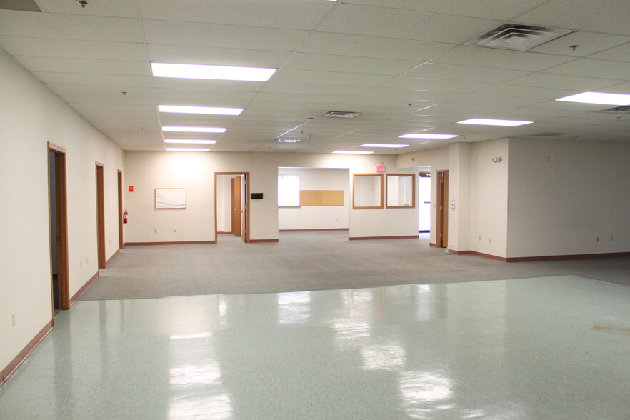 2810 Industrial Dr, Wisconsin Rapids, WI for lease - Interior Photo - Image 3 of 10