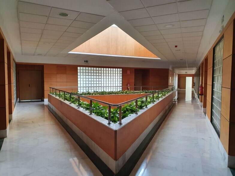 Office in SEVILLA for lease - Building Photo - Image 3 of 16