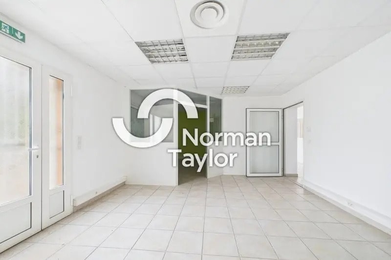Office in Montpellier for lease - Interior Photo - Image 2 of 12