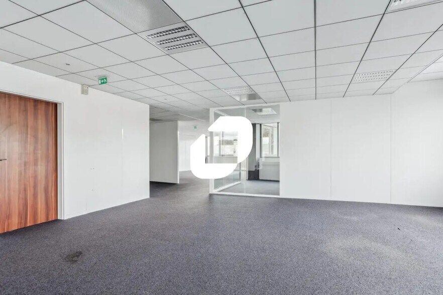 Office in Chelles for lease - Interior Photo - Image 2 of 8