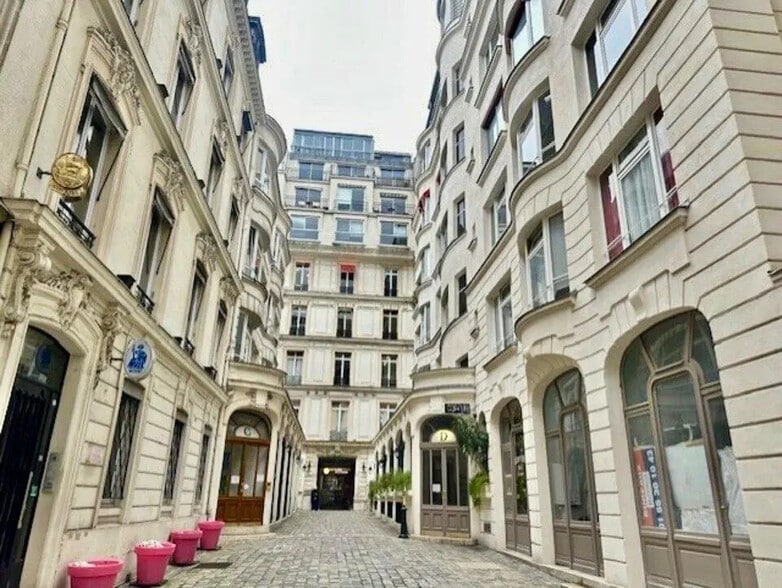 94 Rue Saint-Lazare, Paris for lease - Building Photo - Image 2 of 21
