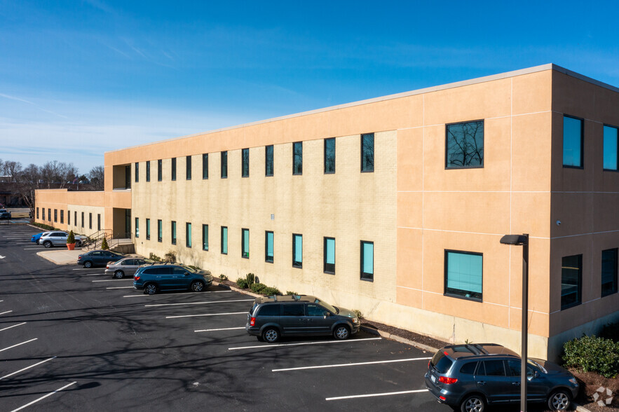 135 Engineers Rd, Hauppauge, NY for lease - Building Photo - Image 3 of 12