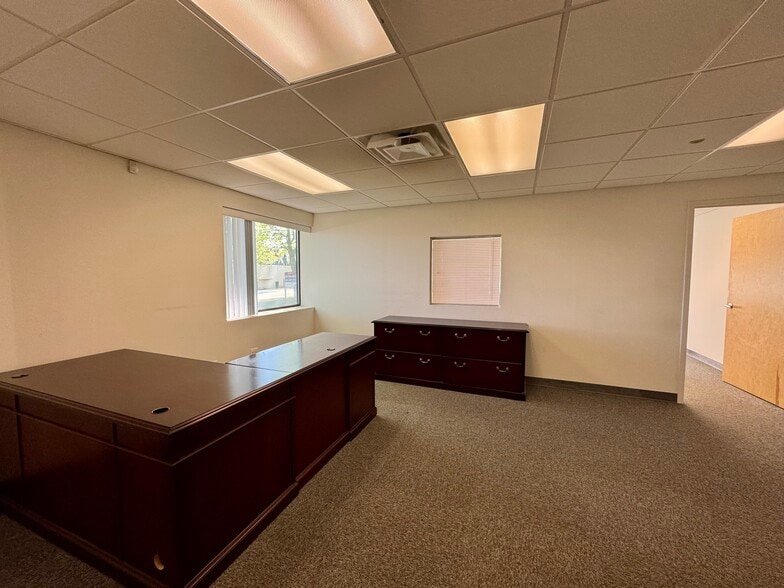 1320 Lincoln Ave, Holbrook, NY for lease - Interior Photo - Image 2 of 28