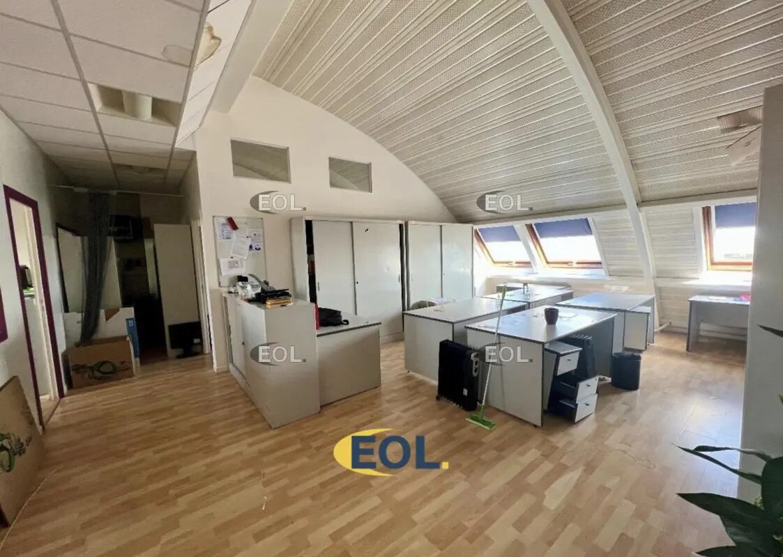 Office in Saint-Ouen-sur-Seine for lease Interior Photo- Image 1 of 17