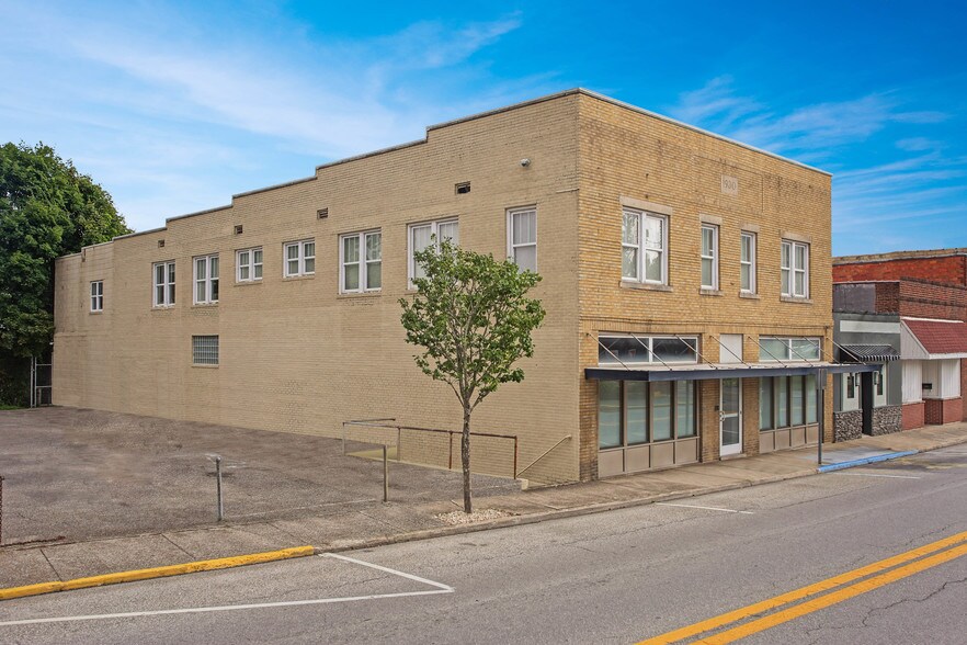 137 1/2 Main St E, Oak Hill, WV, 25901 Storefront Retail/Office