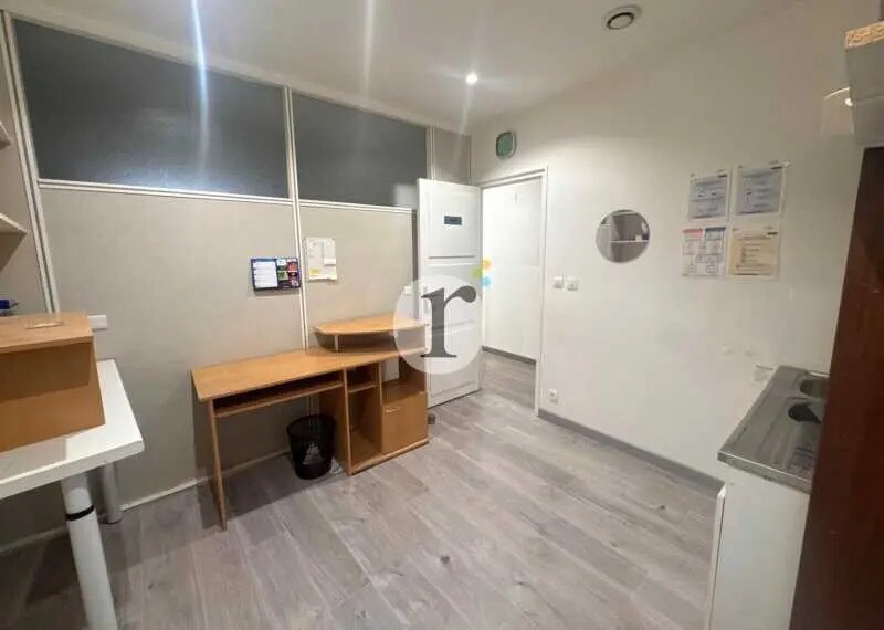 Retail in Lille for lease - Interior Photo - Image 2 of 4