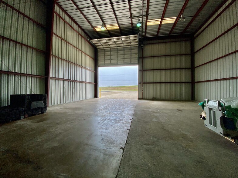 1103 Carlos G Parker Blvd, Taylor, TX for lease - Interior Photo - Image 3 of 6