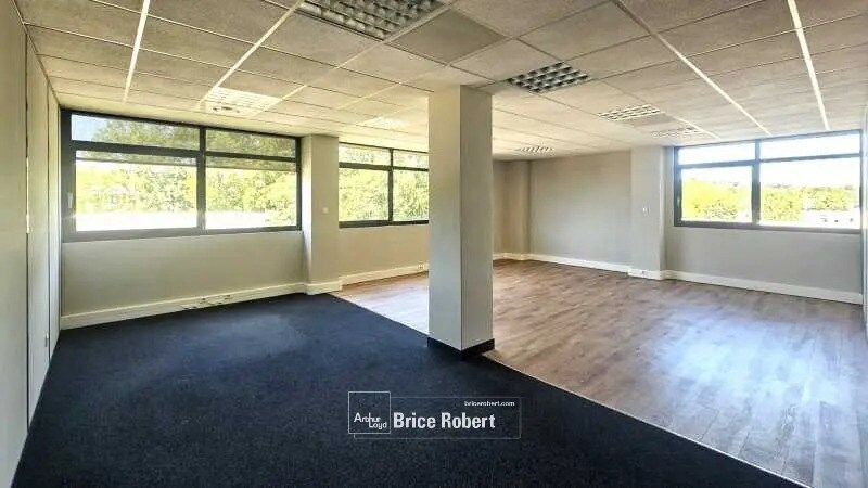 Office in Champagne-au-Mont-d'Or for lease - Interior Photo - Image 2 of 16