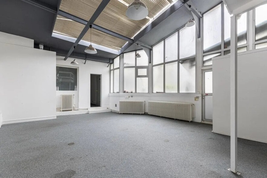 Office in Paris for lease - Interior Photo - Image 2 of 8