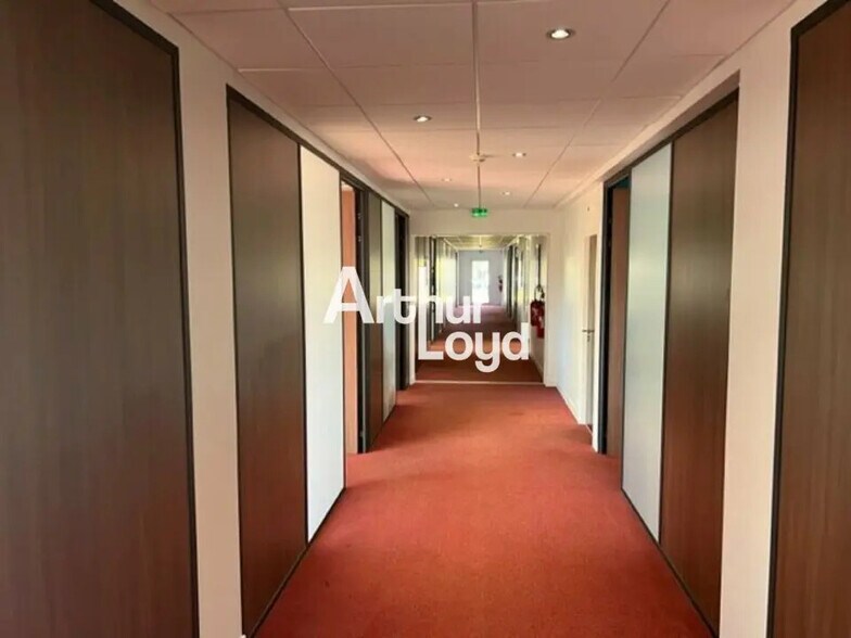 Office in Valbonne for lease - Building Photo - Image 3 of 38