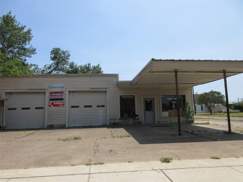 400 E Main St, Honey Grove, TX 75446