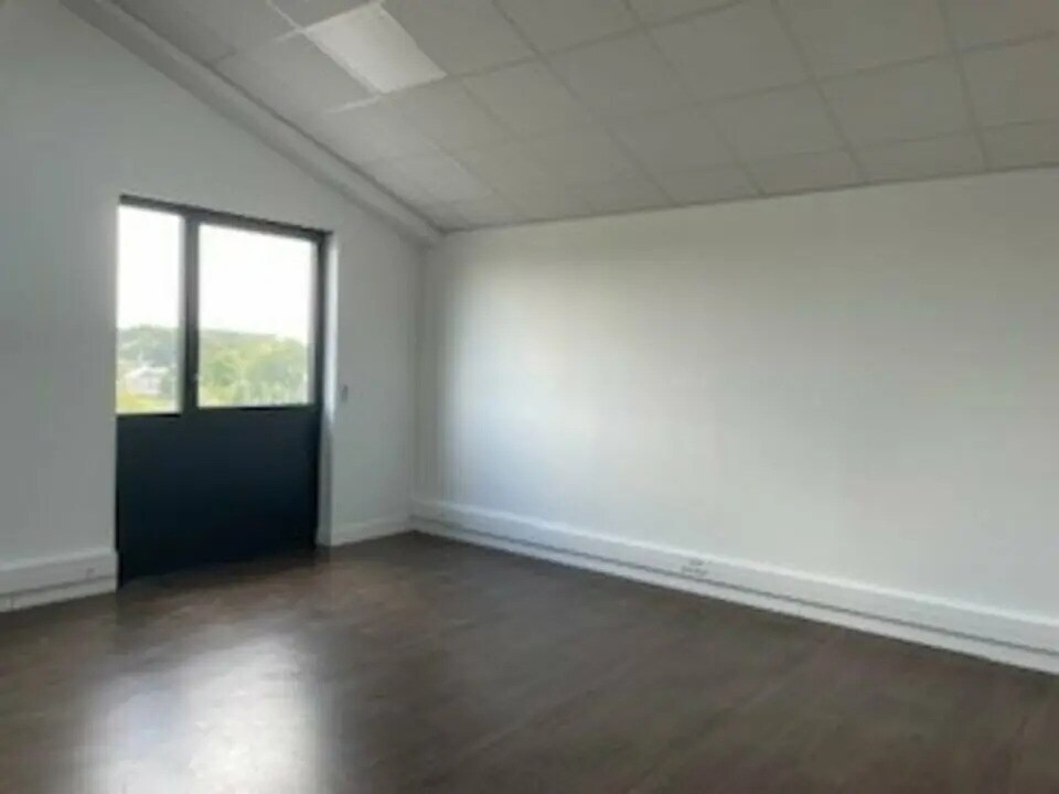 Office in Vannes for lease Primary Photo- Image 1 of 4