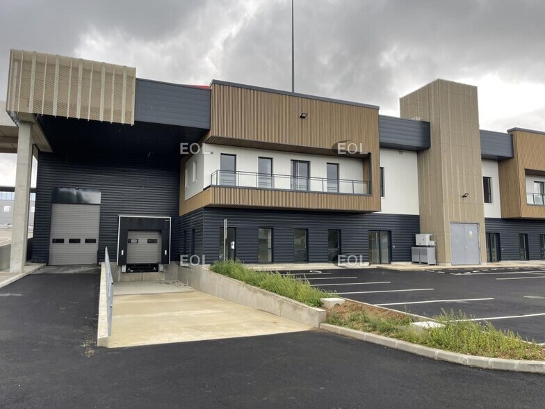 Flex in Élancourt for lease - Building Photo - Image 1 of 24