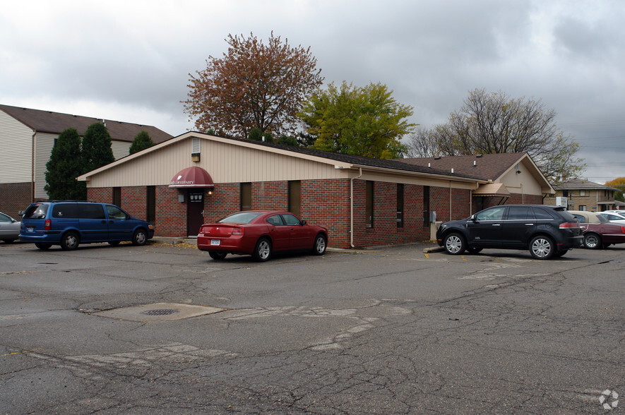 31690 Hoover Rd, Warren, MI for lease - Building Photo - Image 2 of 11