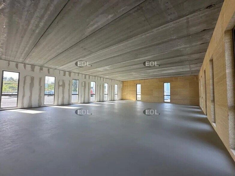 Office in Lançon-Provence for lease - Building Photo - Image 3 of 9