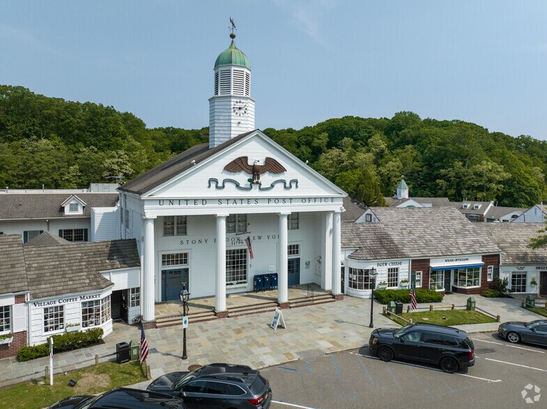 111-147 Main St, Stony Brook, NY for sale - Primary Photo - Image 1 of 1