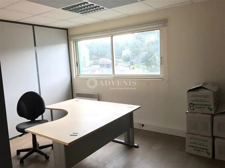 Flex in Treillières for lease - Interior Photo - Image 3 of 6