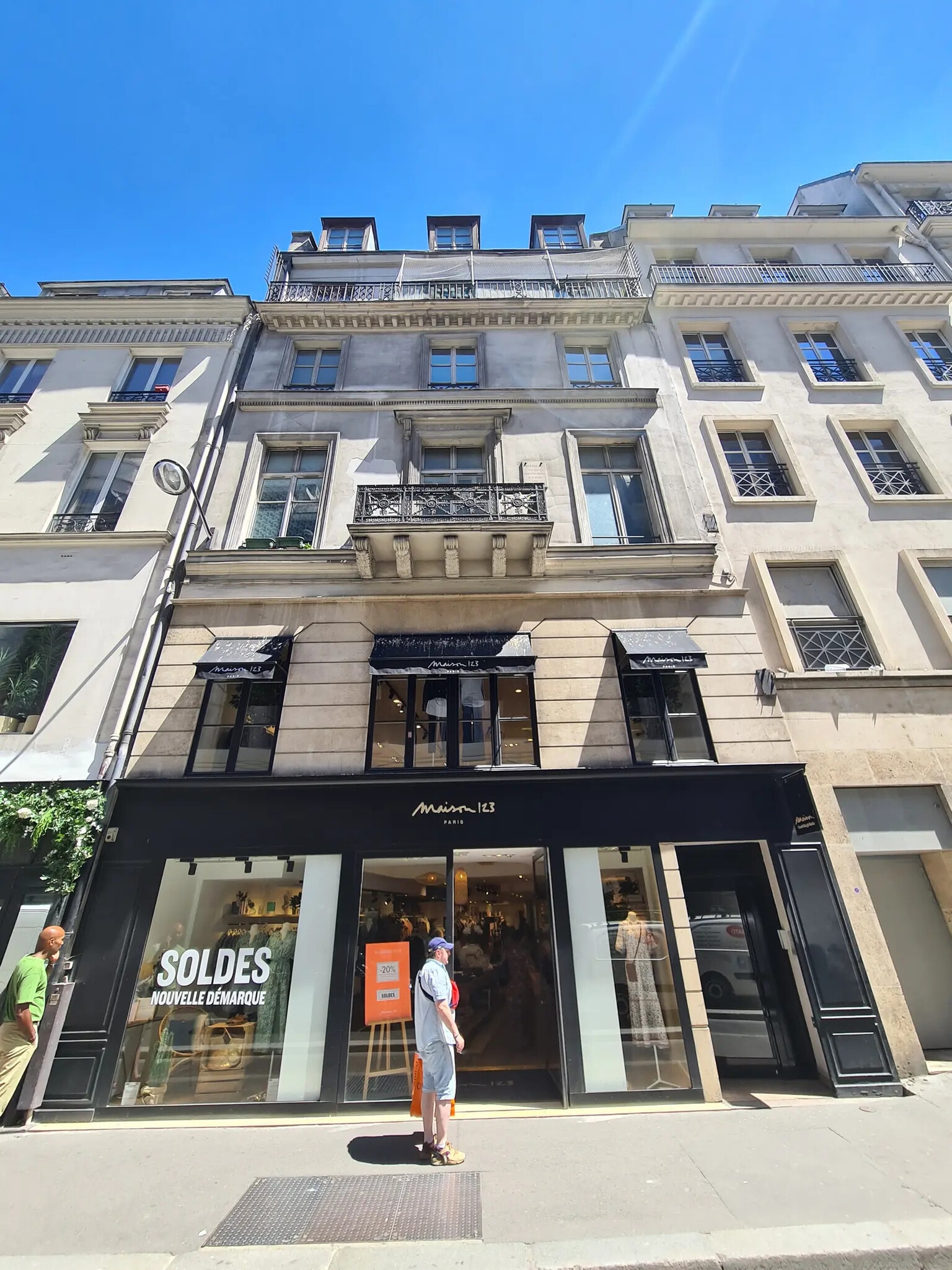 Retail in Paris for sale Building Photo- Image 1 of 7