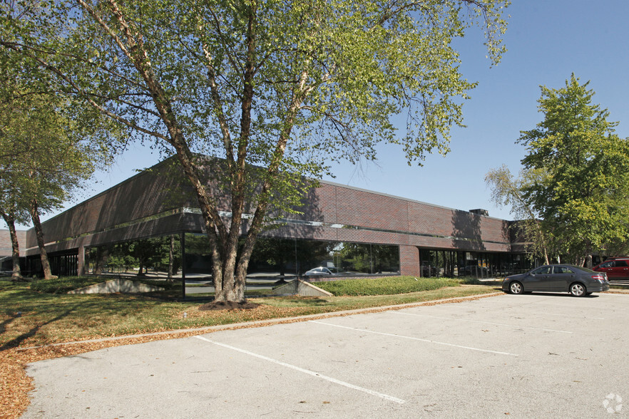 13501-13523 Lakefront Dr, Earth City, MO for lease - Building Photo - Image 1 of 6