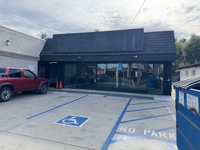 22516 Ventura Blvd, Woodland Hills, CA for lease - Building Photo - Image 2 of 18
