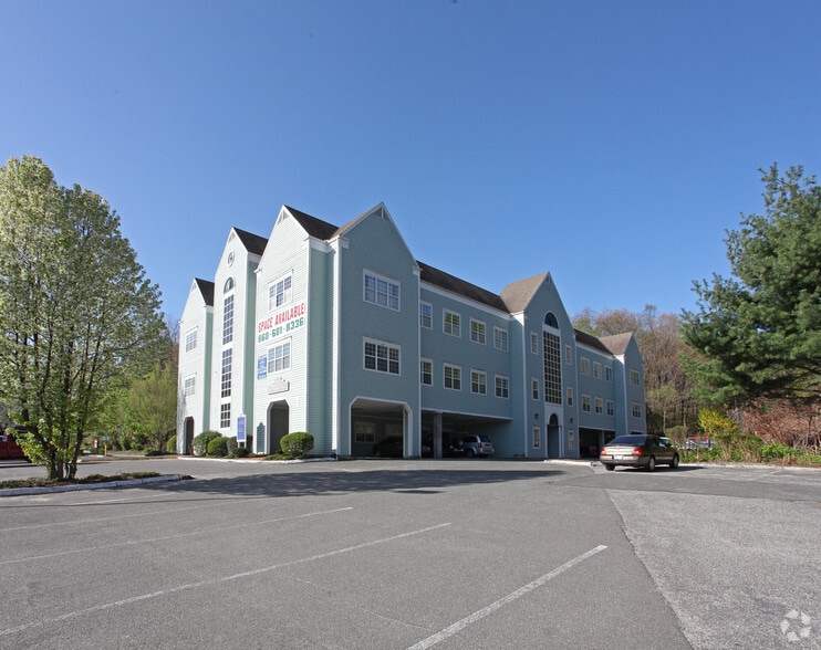 680-686 Main St, Watertown, CT for lease - Building Photo - Image 2 of 10