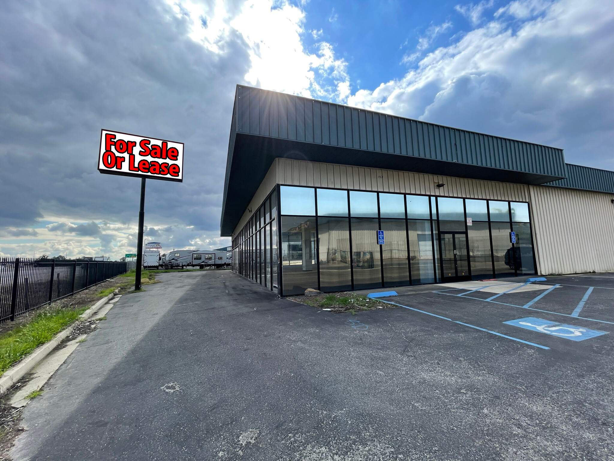 2700 Auto Mall Dr, Bakersfield, CA for sale Building Photo- Image 1 of 1