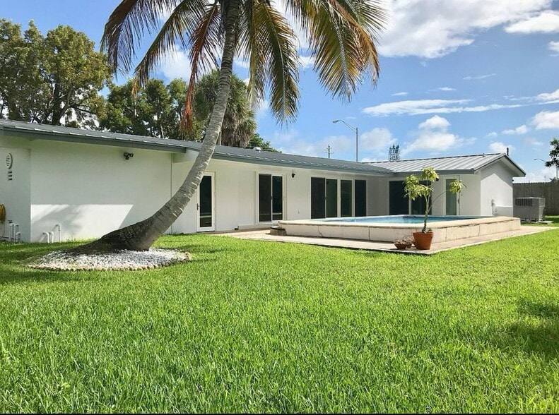 8700 SW 87th Ave, Miami, FL for sale - Building Photo - Image 1 of 7