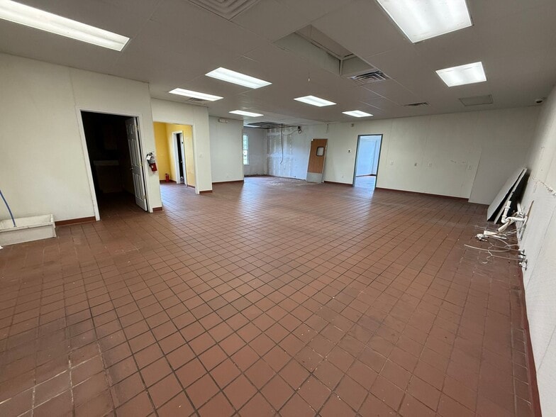 2599 Henderson Dr, Jacksonville, NC for lease - Interior Photo - Image 3 of 6