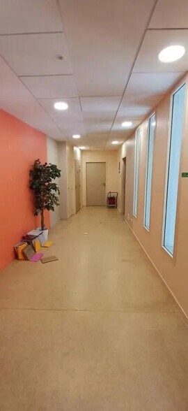 Office in Caen for lease - Lobby - Image 2 of 6