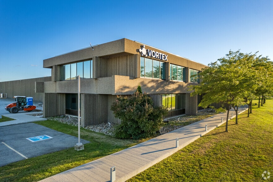 7800 Aut Transcanadienne, Pointe-Claire, QC for sale - Primary Photo - Image 1 of 1