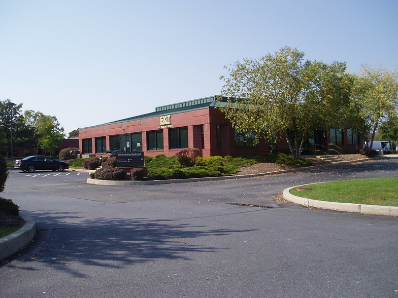 975 Berkshire Blvd, Wyomissing, PA for lease - Building Photo - Image 2 of 12