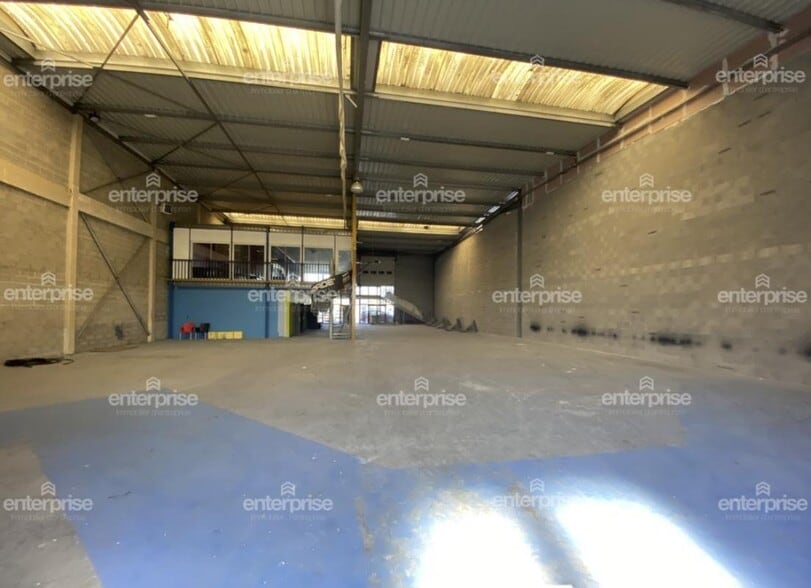Retail in Compiègne for lease - Building Photo - Image 2 of 6
