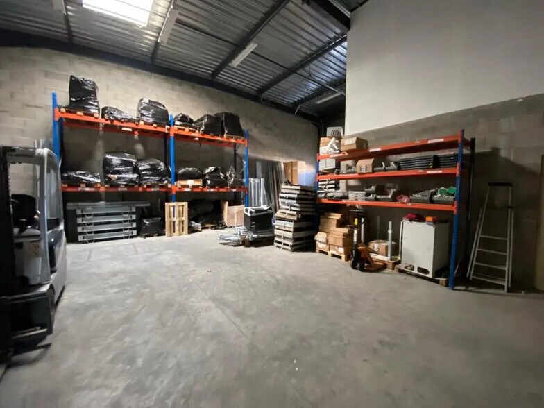 Office in Chassieu for lease - Interior Photo - Image 2 of 13